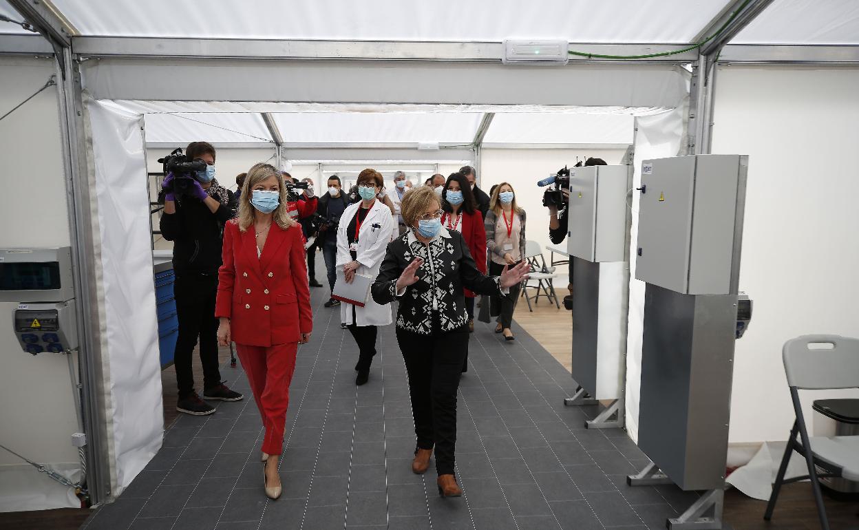 Bravo y Barceló visitan el hospital de campaña de Valencia. 