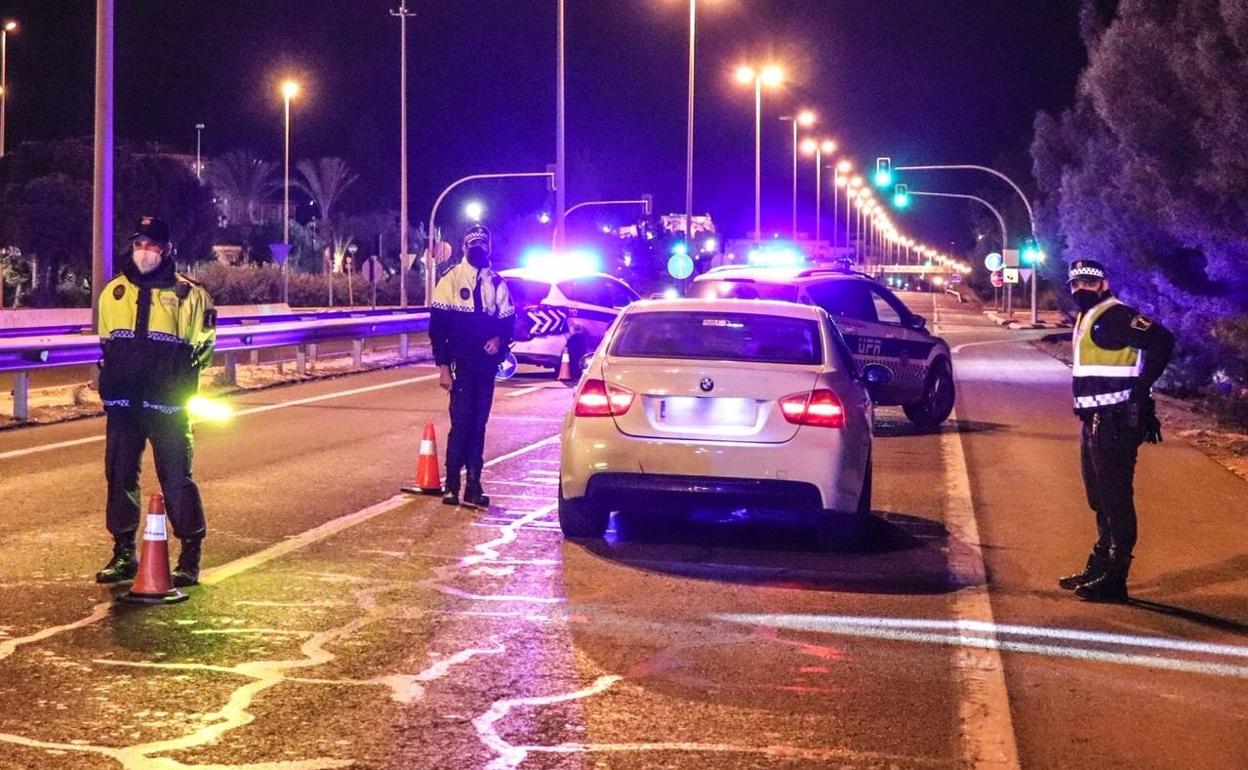 Controles nocturnos en Alicante para hacer cumplir el toque de queda. 