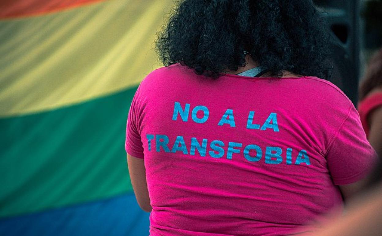Foto de archibo de una camiseta contra la transfobia durante el día de la Promoción de los Derechos de las Personas Trans en Argentina.