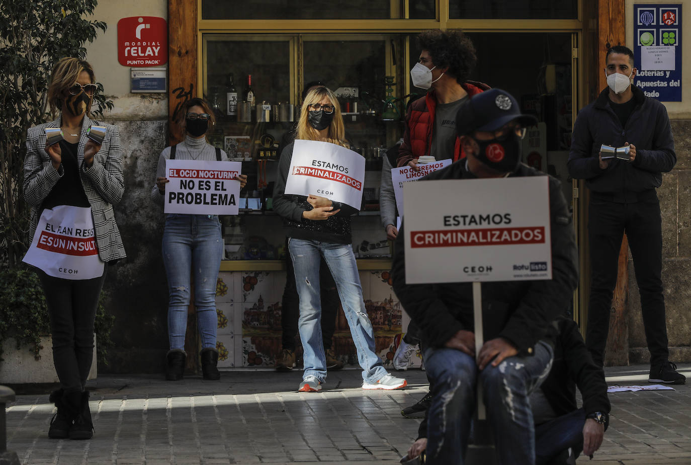 Fotos: El sector de la hostelería de la Comunitat protesta en Valencia para rechazar la prórroga del cierre y exigir un plan de rescate