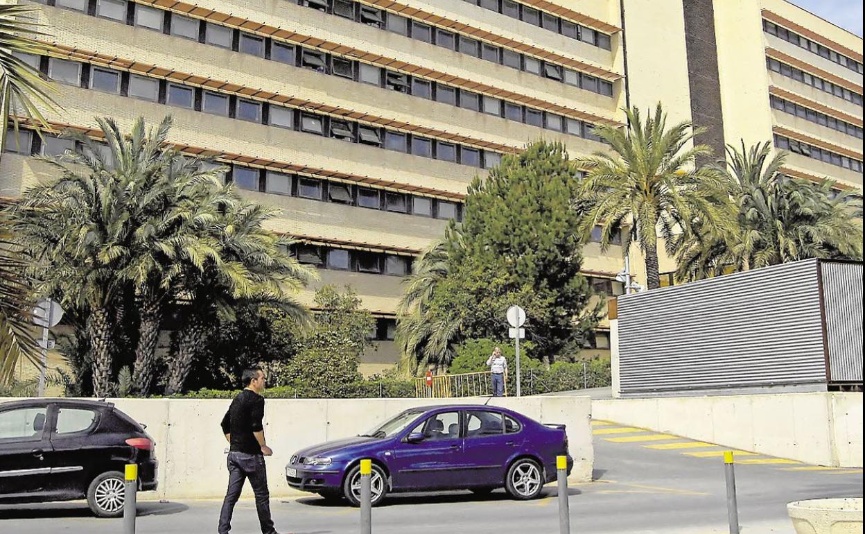 Fachada del Hospital General de Elche. 