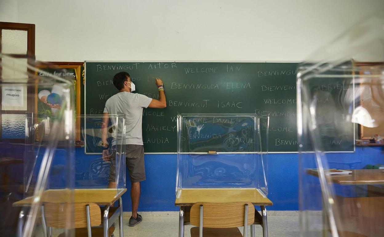 Aula preparada para recibir alumnos de cara al inicio del curso. 