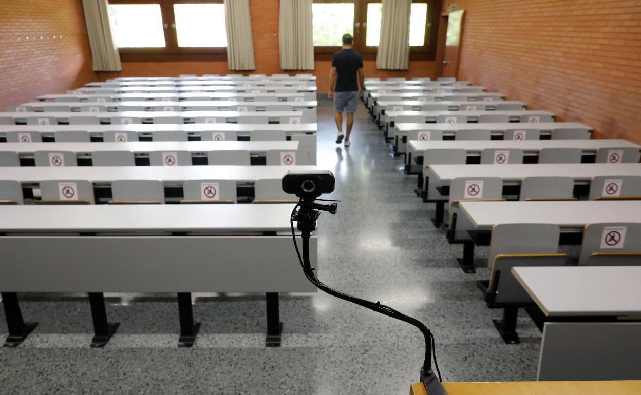 Aula del campus de Tarongers de la Universitat, preparada para la docencia híbrida. 