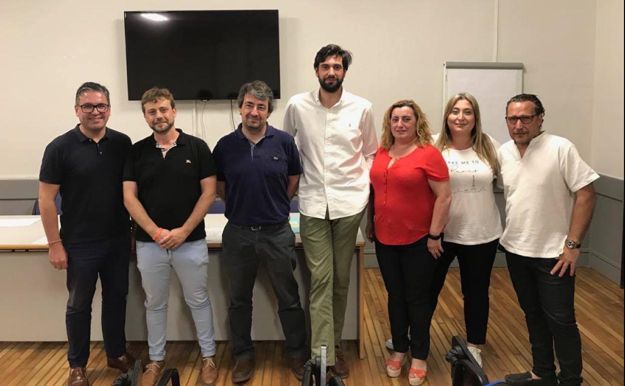 Representantes de Cs y el PP de la Safor con los ediles de Beniflà tras firmar el pacto de gobierno. 