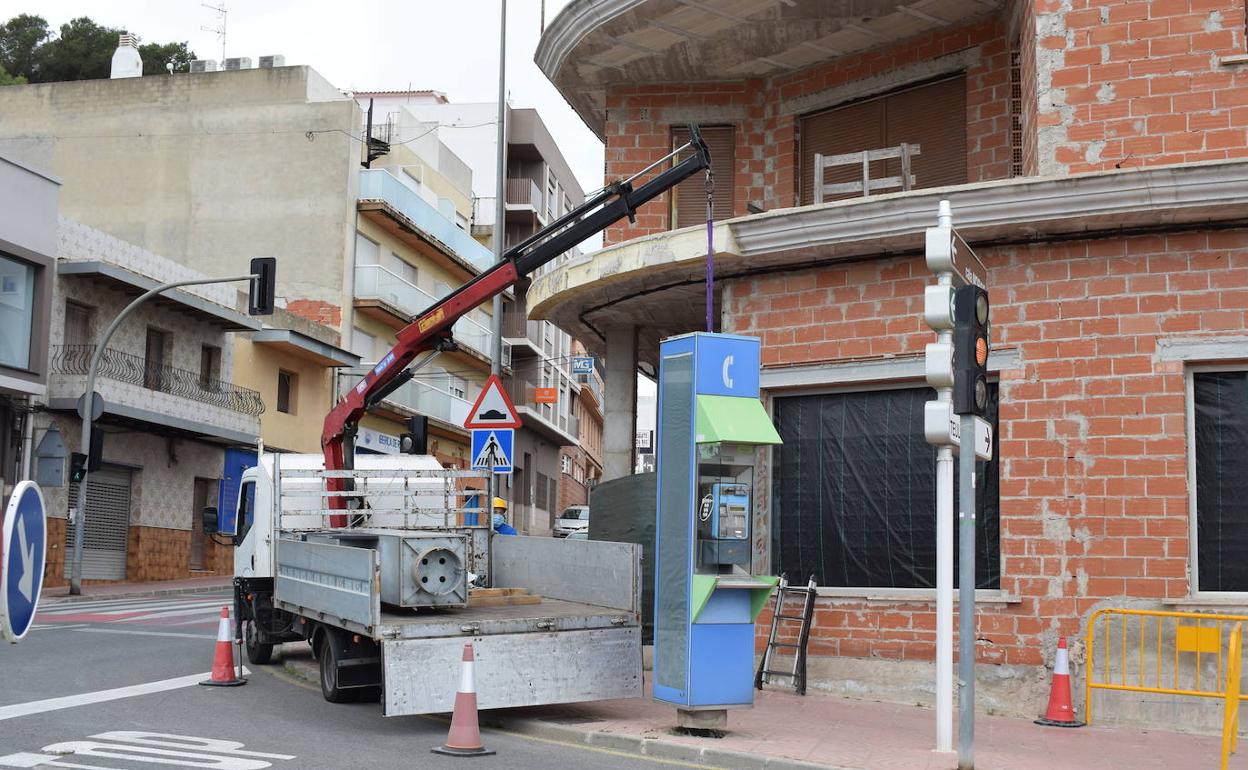 Los técnicos desmontan una de las dos cabinas de Poble Nou de Benitatxell.