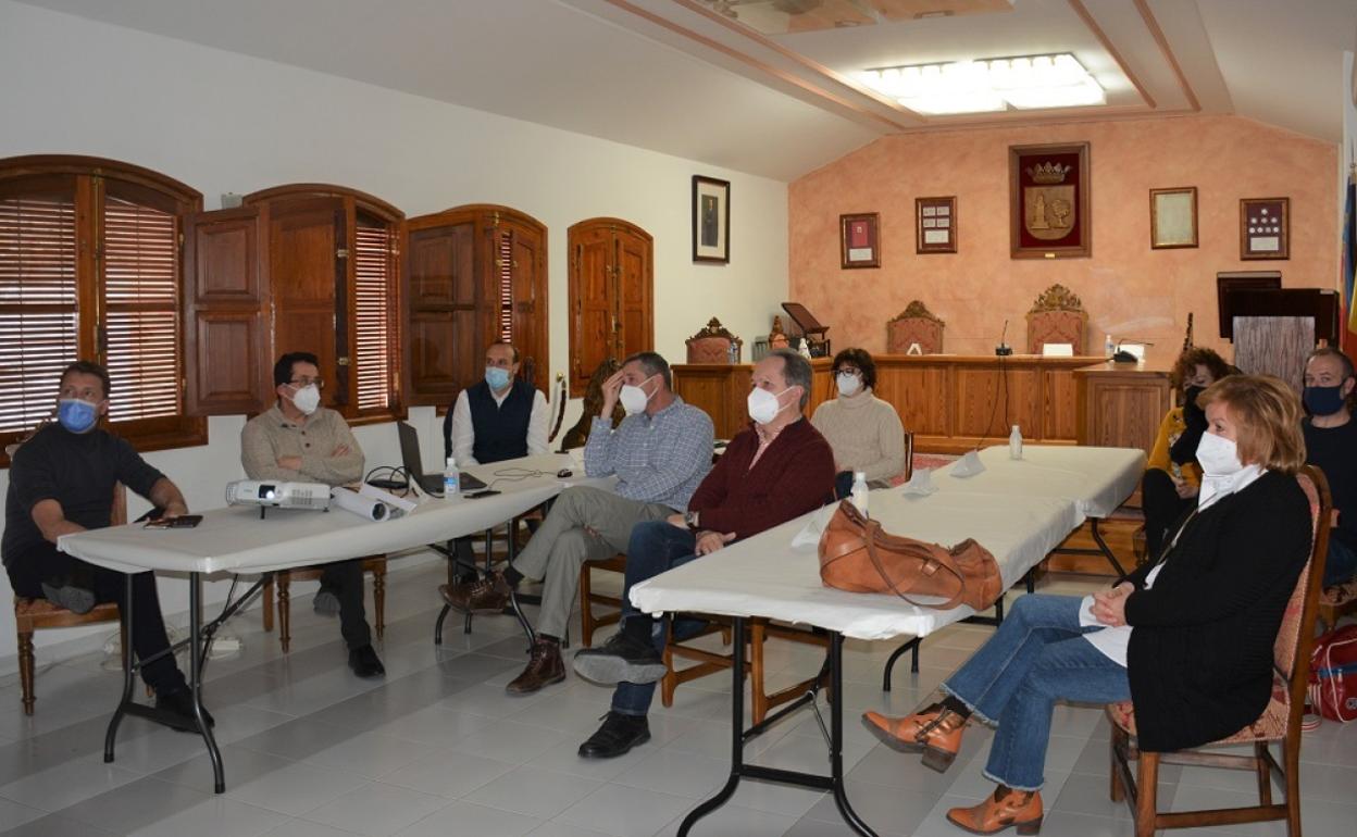 Momento de la reunión entre los miembros de la corporación municipal y representantes de Carreteras. 