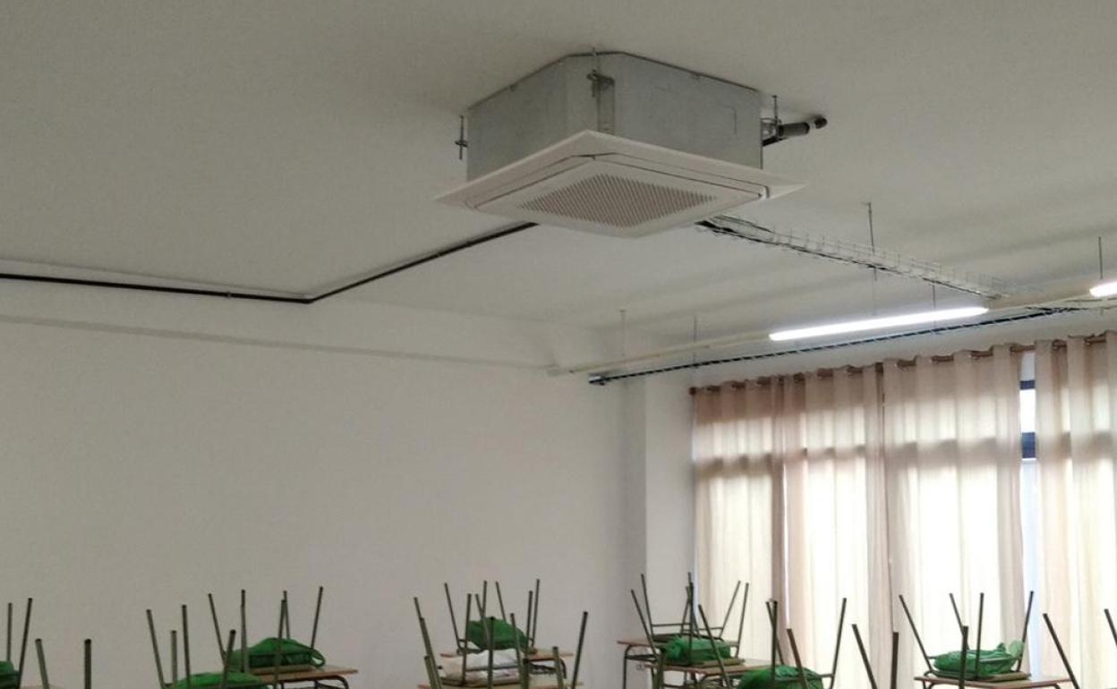 Una de las aulas, dentro de la sala multiusos, donde los padres han costeado el aire acondicionado. 