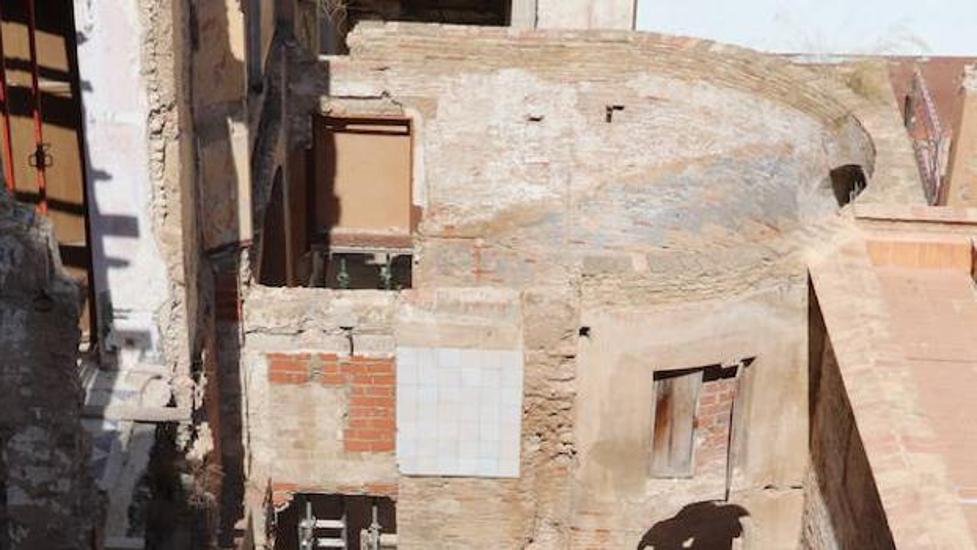 Lo que queda de esta calle/muralla judía, junto a la corraliza interior del Palacio de los Valeriola