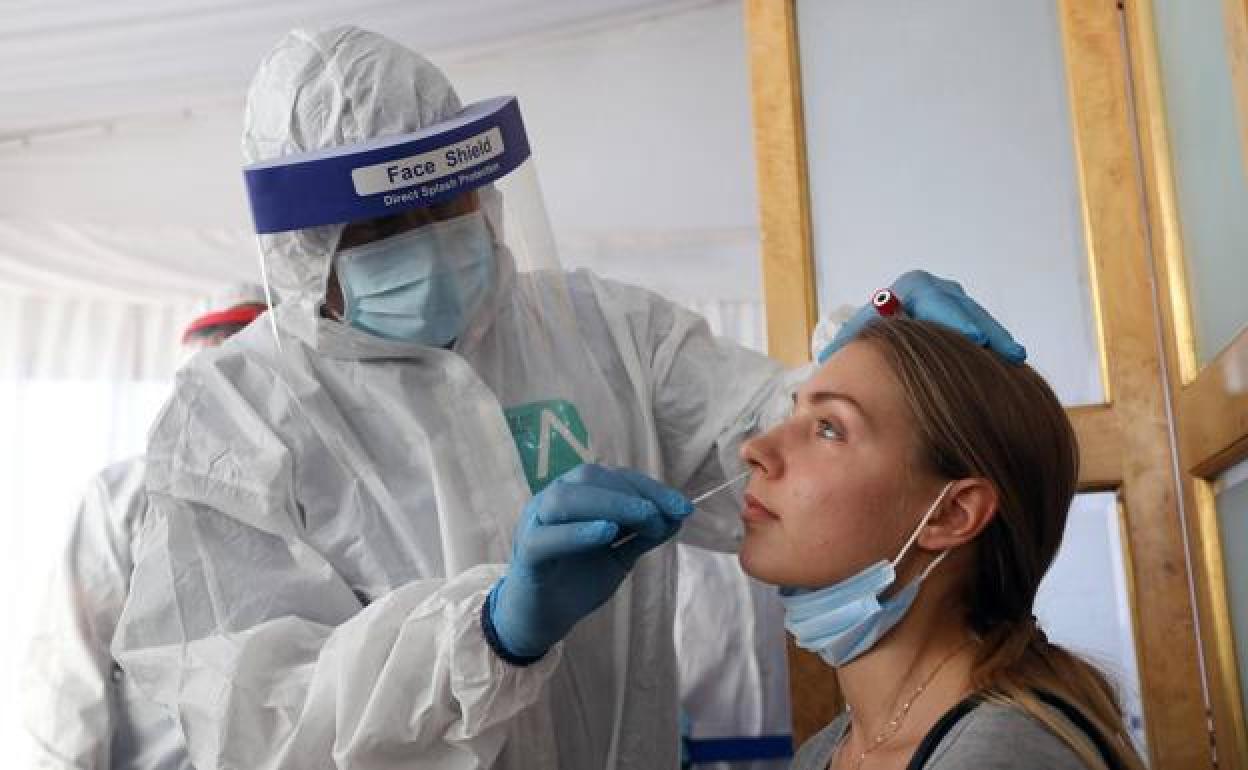 Un sanitario realiza una prueba PCR.