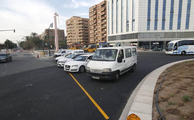 La DGT zanja cómo se debe circular por una glorieta partida