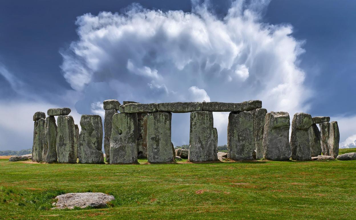 El famoso monumento Stonehenge, compuesto por grandes piedras en la llanura de Salisbury.