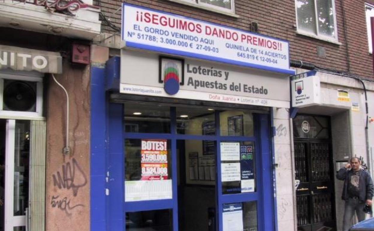 Administración donde se ha validado uno de los boletos acertantes de la Primitiva, en Madrid.