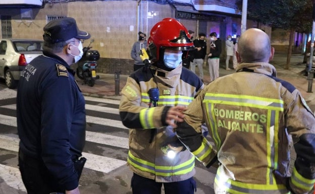 Intervención de policías y bomberos en el incendio de este sábado en Alicante. 