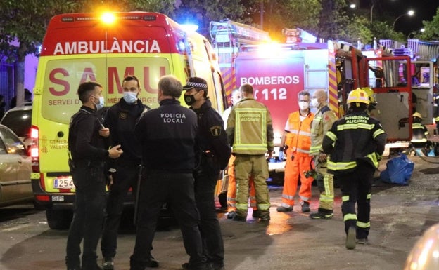 Incendio en la madrugada de este sábado en la calle Valle Inclán de Alicante. 