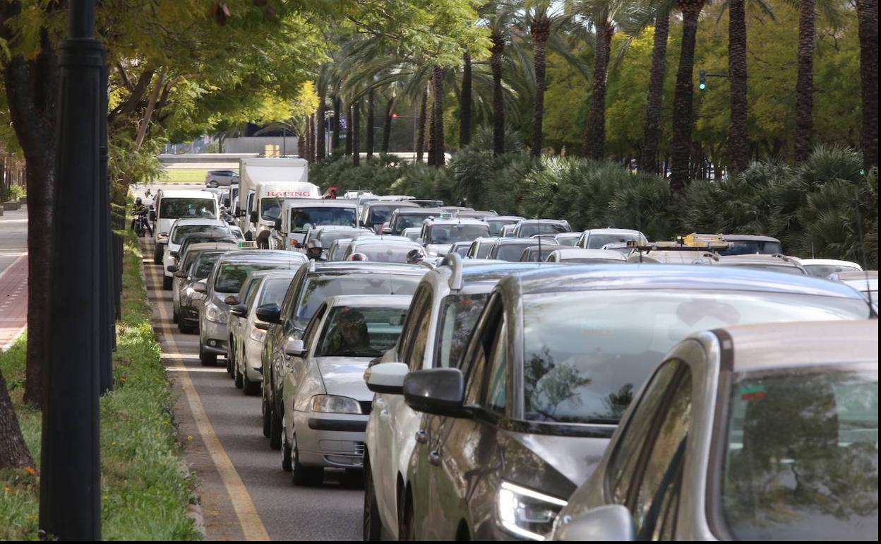 Largas colas de vehículos en Valencia por los controles perimetrales del fin de semana. 