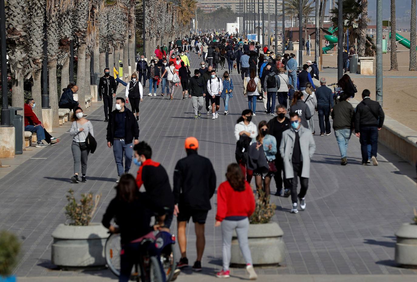 Las bicis toman el antiguo cauce y los paseos, la Malvarrosa