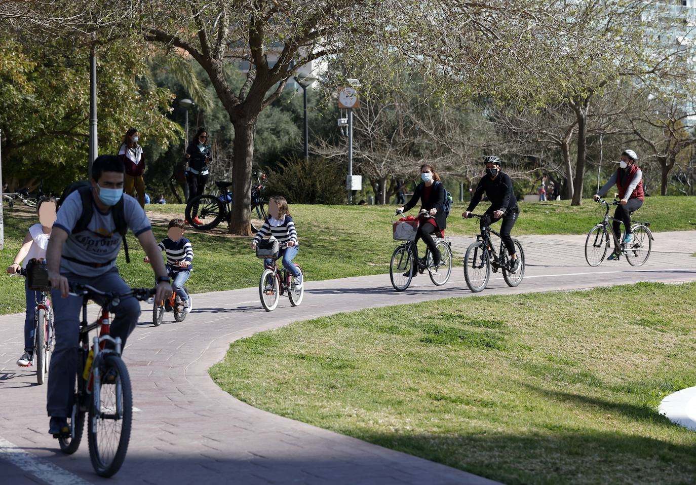Las bicis toman el antiguo cauce y los paseos, la Malvarrosa