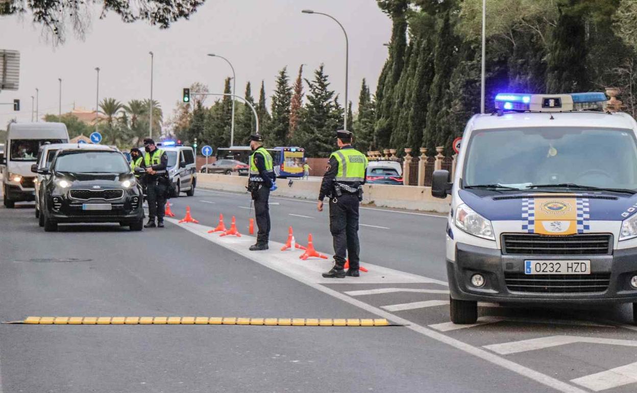 Imagen de uno de los muchos controles de tráfico que ha dispuesto este fin de semana la Policía Local de Alicante. 