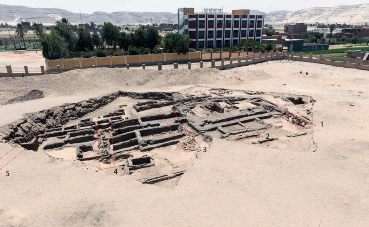 Restos de la fábrica de cerveza de 5.000 años hallada en la antigua necrópolis faraónica de Abidos. 