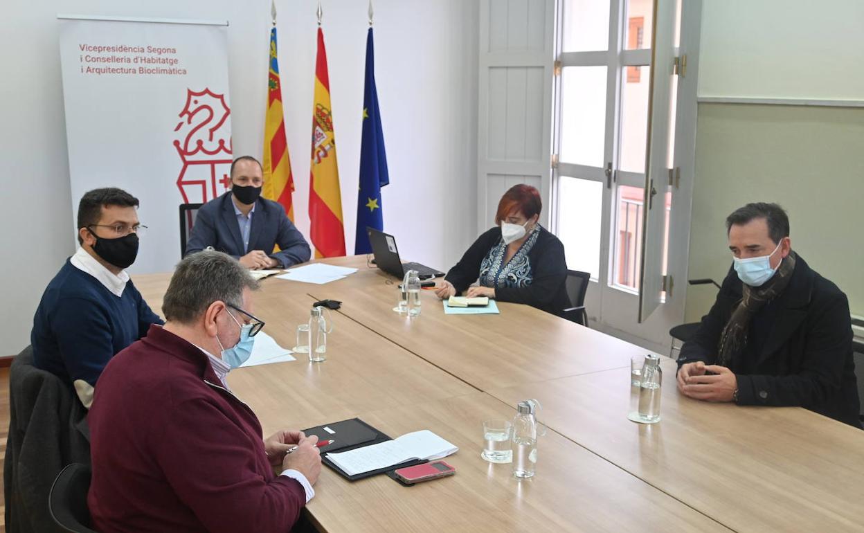 El conseller, Martínez Dalmau, en la reunión con los alcaldes y la Sareb. 