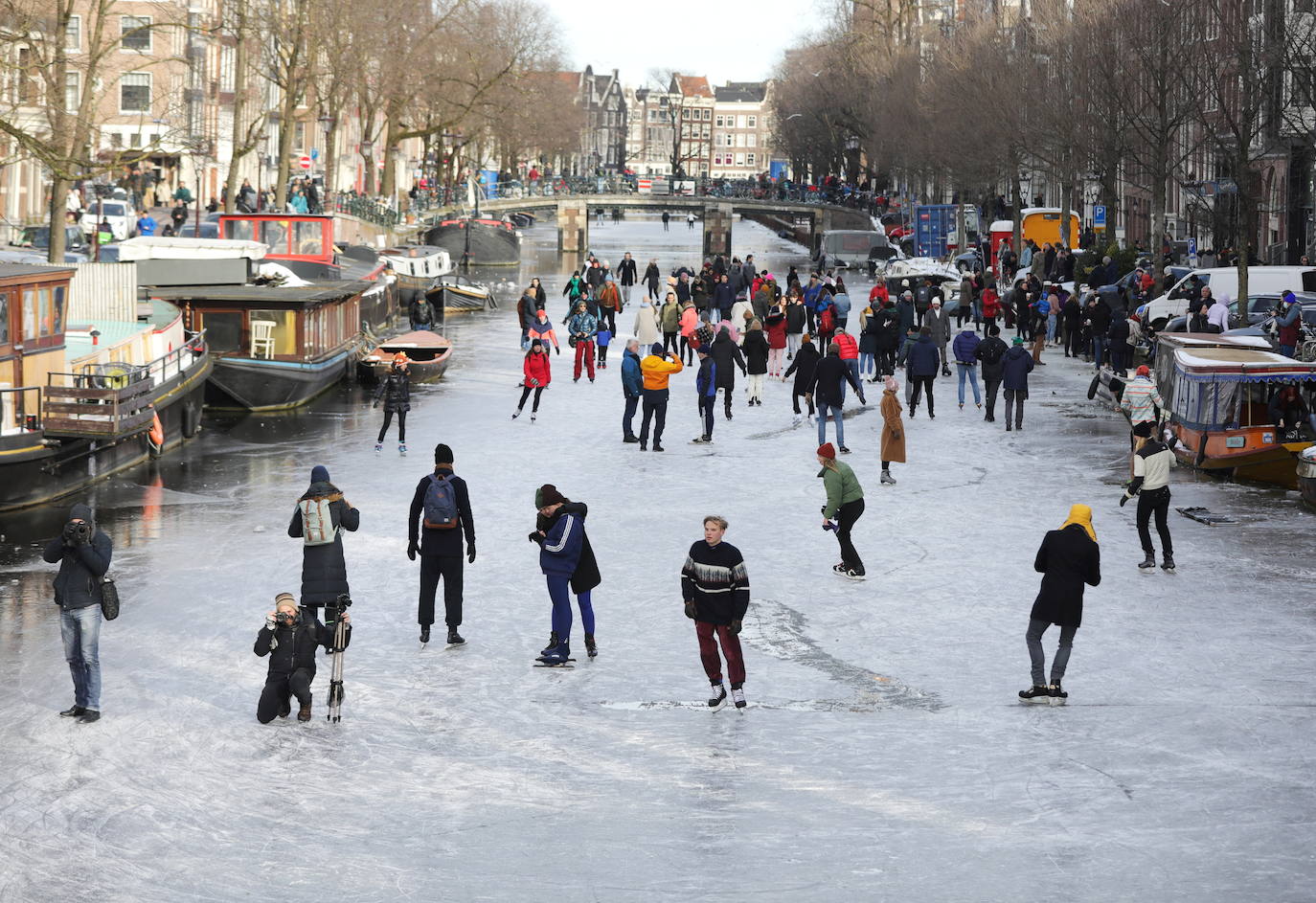 Los canales de Amsterdam se han convertido en improvisadas pistas de patinaje para decenas de neerlandeses. El fuerte frío que ha azotado la ciudad durante los útlimos días ha helado parcialmente los canales, algo que no sucedía desde hacía tres años. 