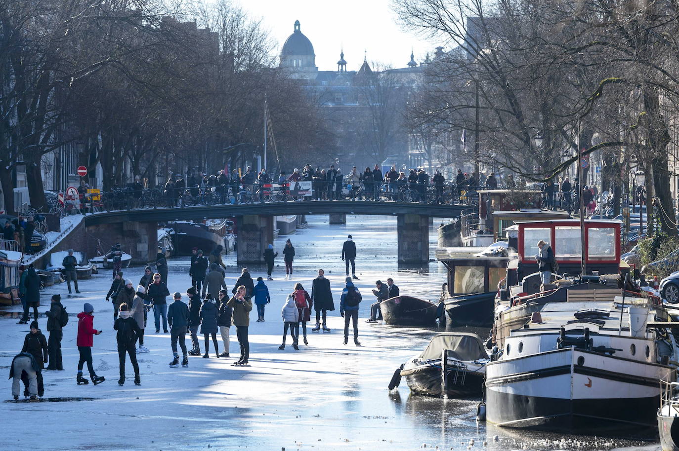 Los canales de Amsterdam se han convertido en improvisadas pistas de patinaje para decenas de neerlandeses. El fuerte frío que ha azotado la ciudad durante los útlimos días ha helado parcialmente los canales, algo que no sucedía desde hacía tres años. 