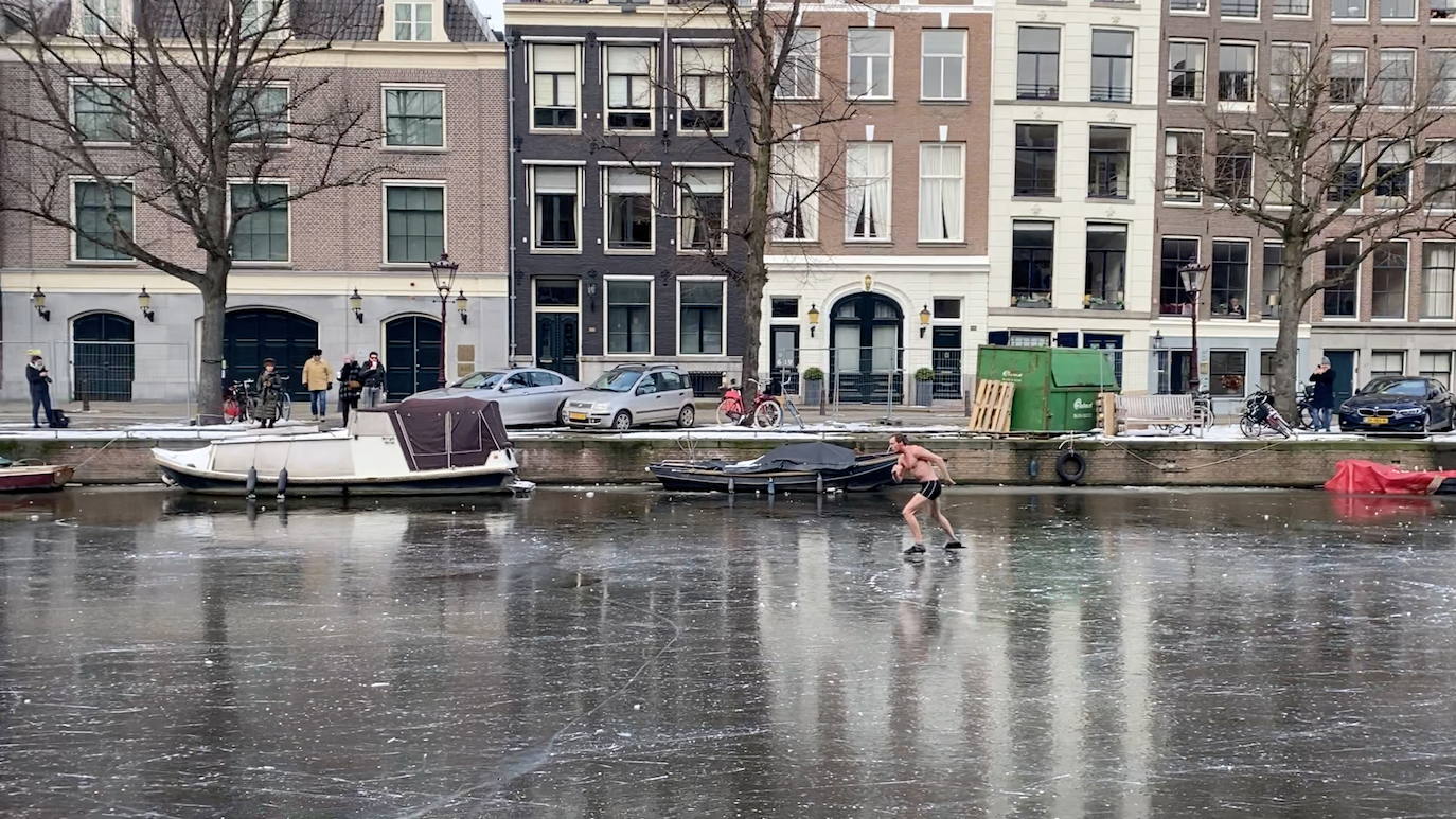 Los canales de Amsterdam se han convertido en improvisadas pistas de patinaje para decenas de neerlandeses. El fuerte frío que ha azotado la ciudad durante los útlimos días ha helado parcialmente los canales, algo que no sucedía desde hacía tres años. 