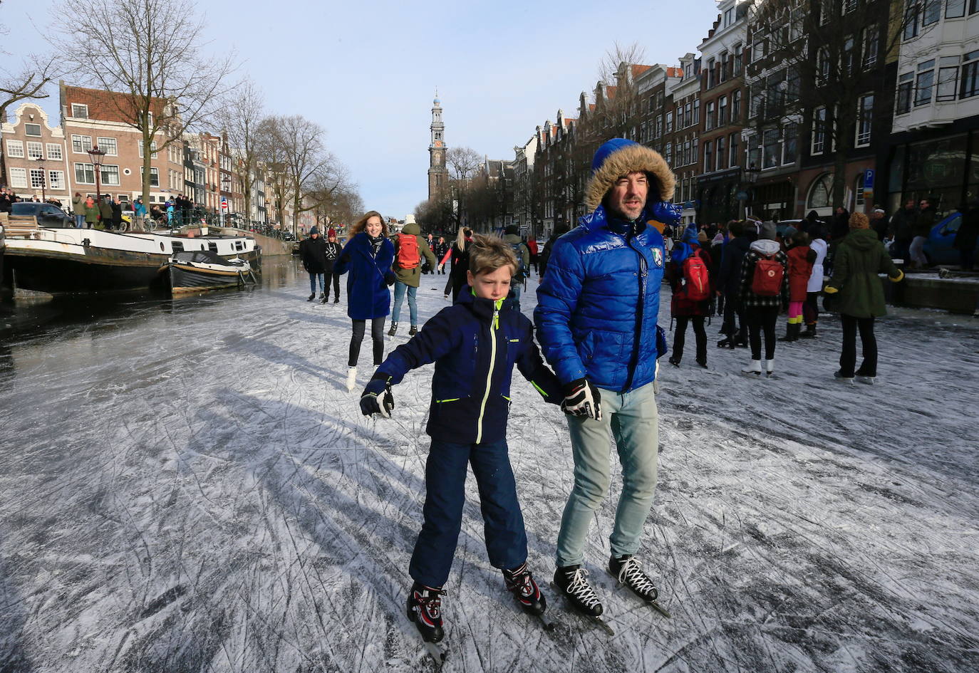 Los canales de Amsterdam se han convertido en improvisadas pistas de patinaje para decenas de neerlandeses. El fuerte frío que ha azotado la ciudad durante los útlimos días ha helado parcialmente los canales, algo que no sucedía desde hacía tres años. 