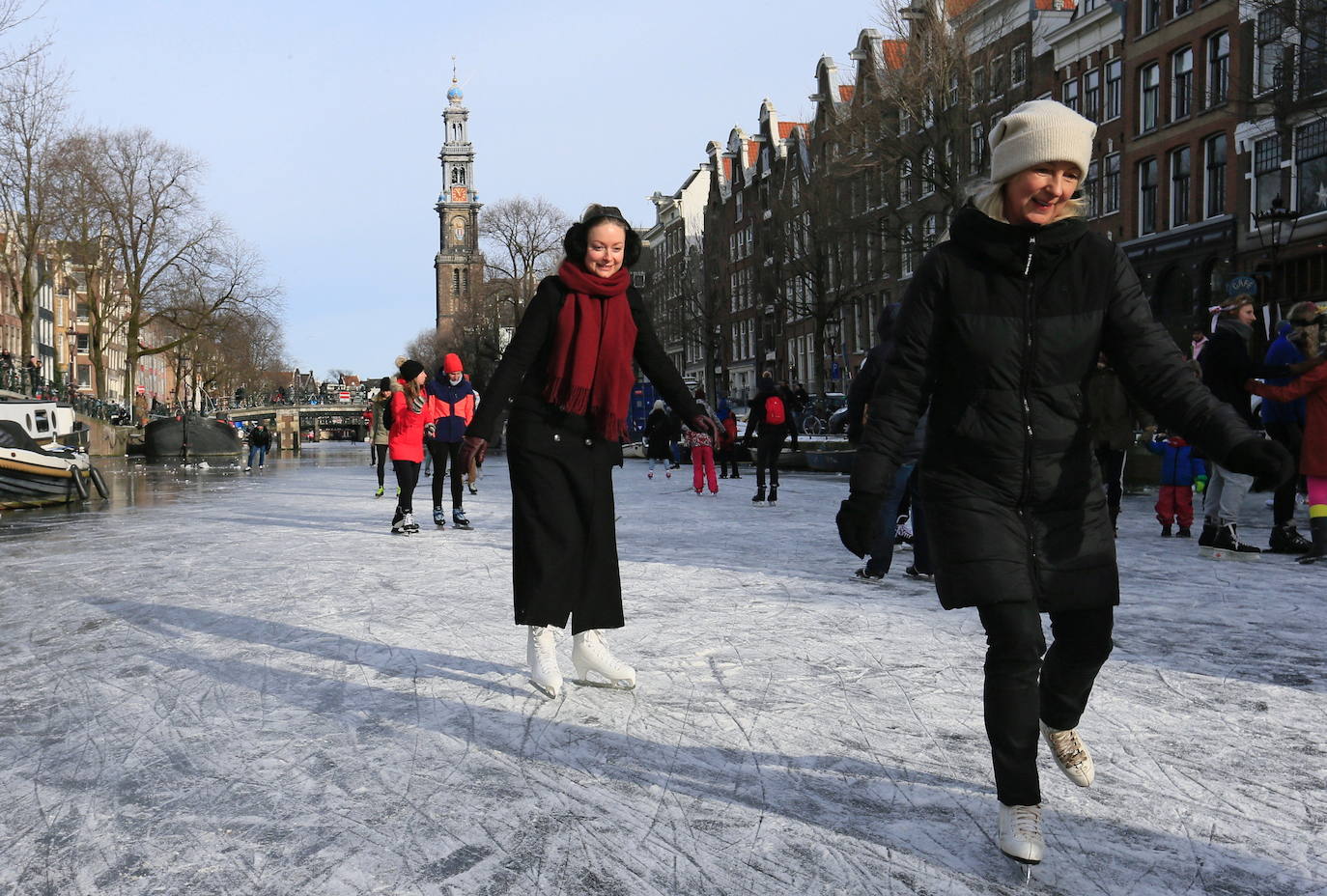 Los canales de Amsterdam se han convertido en improvisadas pistas de patinaje para decenas de neerlandeses. El fuerte frío que ha azotado la ciudad durante los útlimos días ha helado parcialmente los canales, algo que no sucedía desde hacía tres años. 