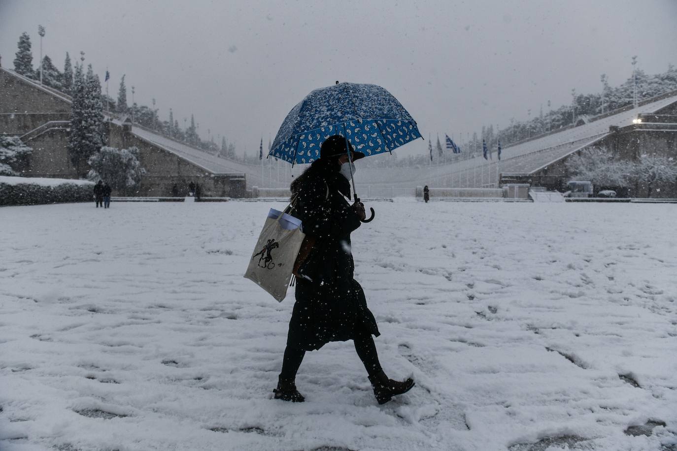 La Acrópolis de Atenas se despertó este martes bajo un manto de nieve al igual que otros monumentos de la antigüedad en la capital griega, ofreciendo un espectáculo excepcional en medio de la ola de frío 'Medea' que afecta al país. El Partenón, el célebre templo del siglo V antes de nuestra era, en lo alto del peñasco en el centro histórico, apenas podía verse a raíz de la nieve que cayó en la noche.