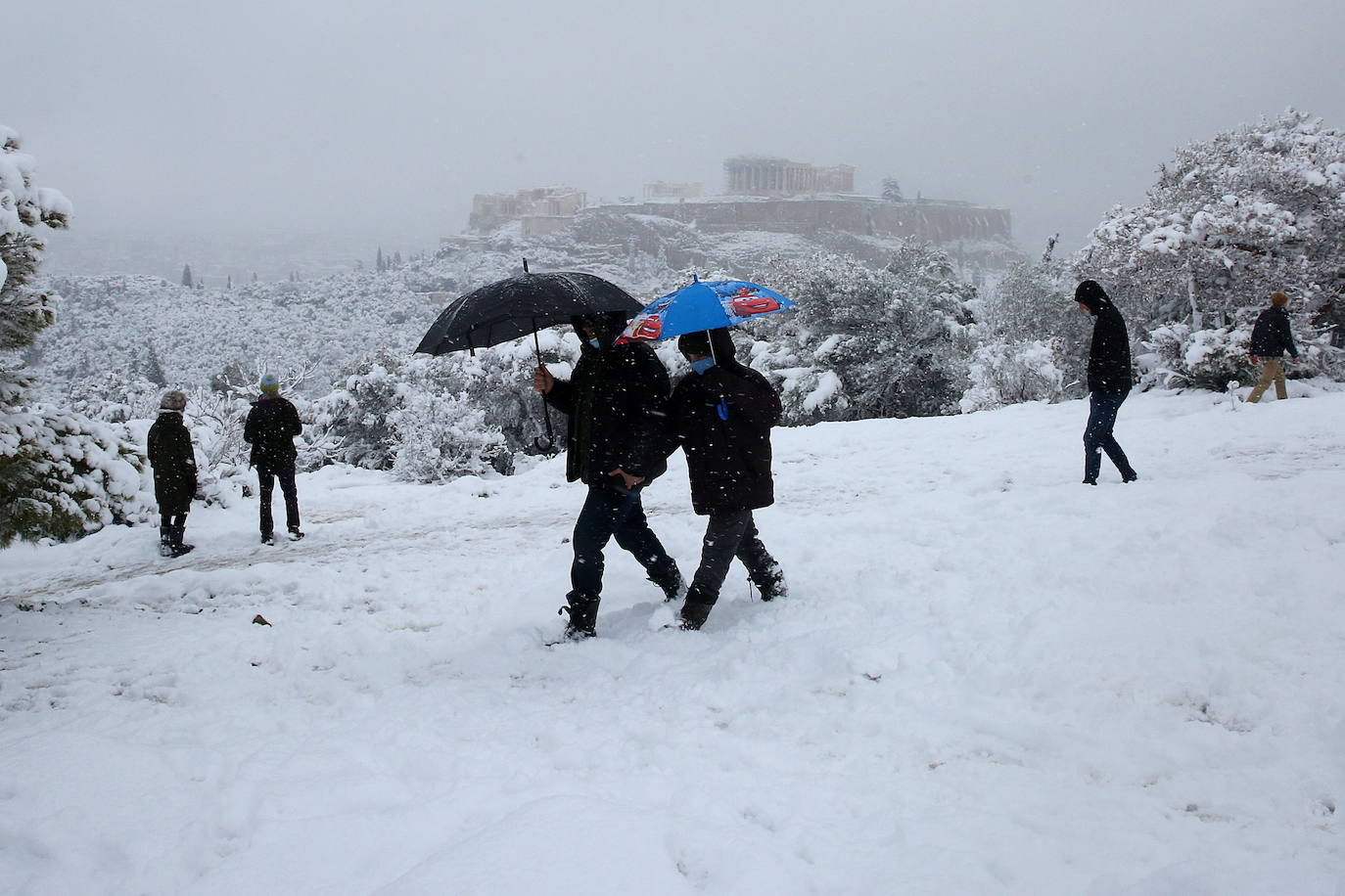 La Acrópolis de Atenas se despertó este martes bajo un manto de nieve al igual que otros monumentos de la antigüedad en la capital griega, ofreciendo un espectáculo excepcional en medio de la ola de frío 'Medea' que afecta al país. El Partenón, el célebre templo del siglo V antes de nuestra era, en lo alto del peñasco en el centro histórico, apenas podía verse a raíz de la nieve que cayó en la noche.