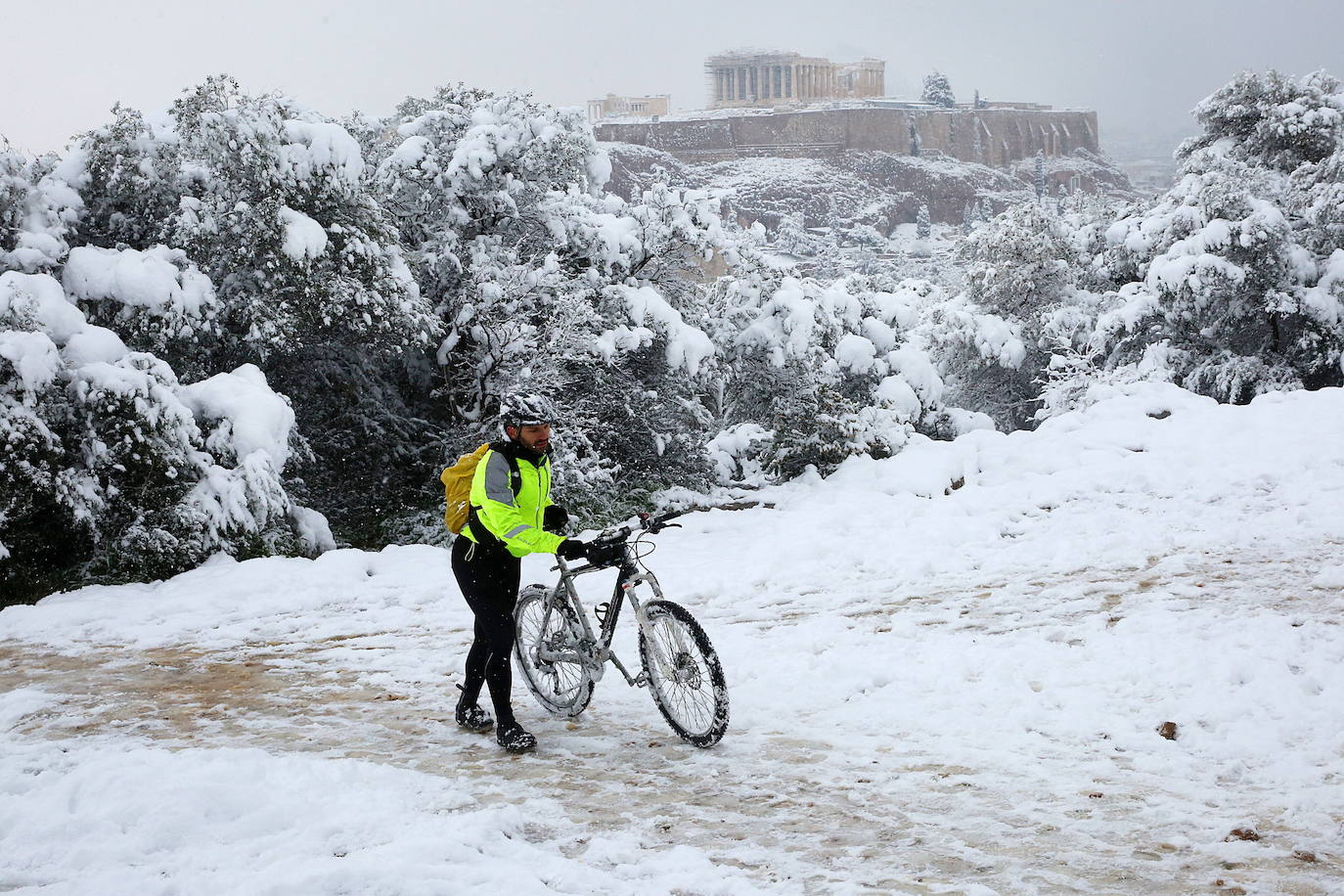 La Acrópolis de Atenas se despertó este martes bajo un manto de nieve al igual que otros monumentos de la antigüedad en la capital griega, ofreciendo un espectáculo excepcional en medio de la ola de frío 'Medea' que afecta al país. El Partenón, el célebre templo del siglo V antes de nuestra era, en lo alto del peñasco en el centro histórico, apenas podía verse a raíz de la nieve que cayó en la noche.