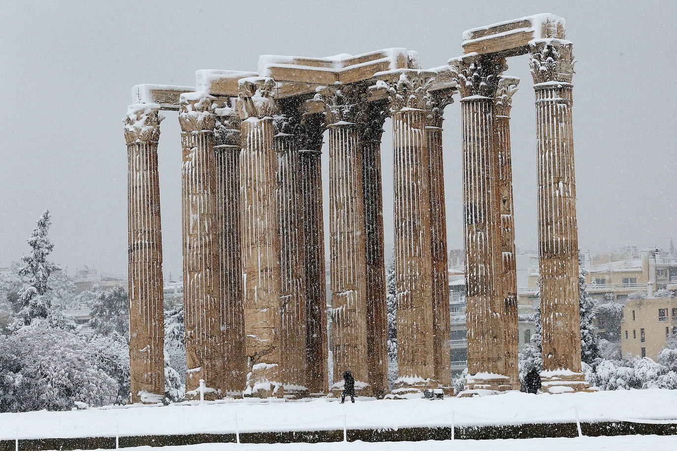 La Acrópolis de Atenas se despertó este martes bajo un manto de nieve al igual que otros monumentos de la antigüedad en la capital griega, ofreciendo un espectáculo excepcional en medio de la ola de frío 'Medea' que afecta al país. El Partenón, el célebre templo del siglo V antes de nuestra era, en lo alto del peñasco en el centro histórico, apenas podía verse a raíz de la nieve que cayó en la noche.