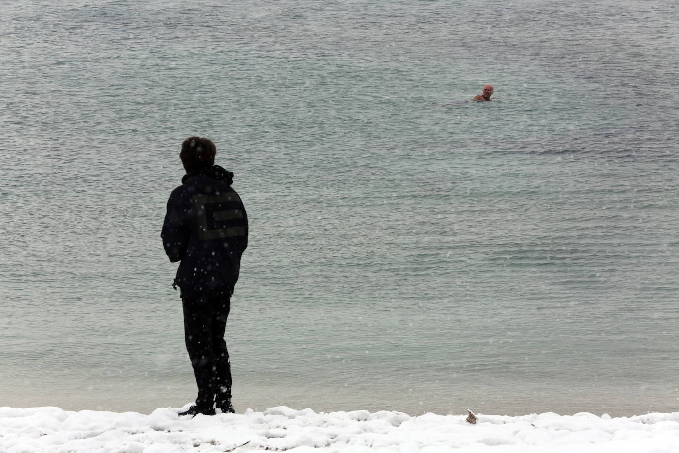 La Acrópolis de Atenas se despertó este martes bajo un manto de nieve al igual que otros monumentos de la antigüedad en la capital griega, ofreciendo un espectáculo excepcional en medio de la ola de frío 'Medea' que afecta al país. El Partenón, el célebre templo del siglo V antes de nuestra era, en lo alto del peñasco en el centro histórico, apenas podía verse a raíz de la nieve que cayó en la noche.