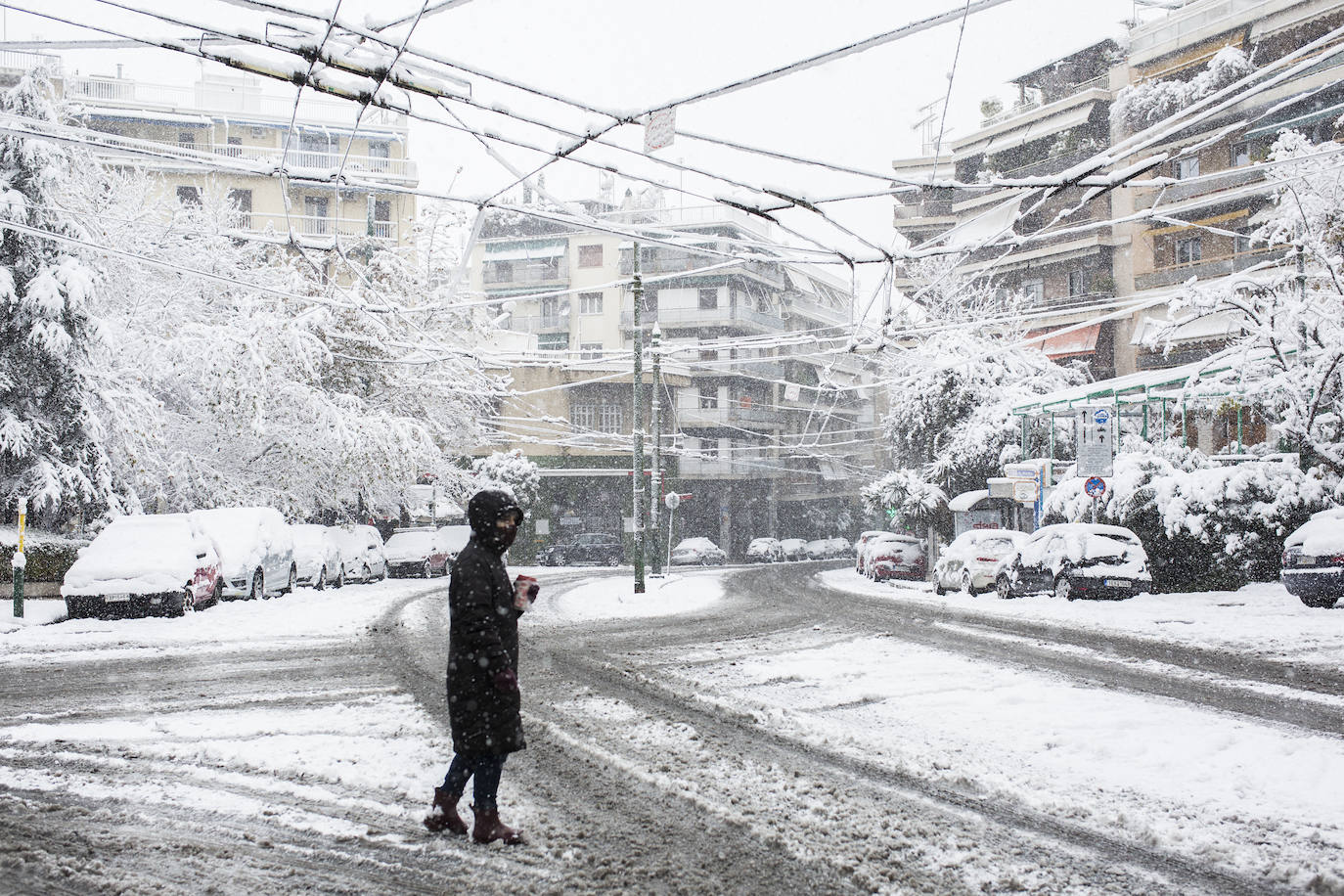 La Acrópolis de Atenas se despertó este martes bajo un manto de nieve al igual que otros monumentos de la antigüedad en la capital griega, ofreciendo un espectáculo excepcional en medio de la ola de frío 'Medea' que afecta al país. El Partenón, el célebre templo del siglo V antes de nuestra era, en lo alto del peñasco en el centro histórico, apenas podía verse a raíz de la nieve que cayó en la noche.