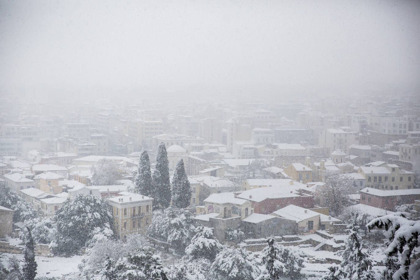 La Acrópolis de Atenas se despertó este martes bajo un manto de nieve al igual que otros monumentos de la antigüedad en la capital griega, ofreciendo un espectáculo excepcional en medio de la ola de frío 'Medea' que afecta al país. El Partenón, el célebre templo del siglo V antes de nuestra era, en lo alto del peñasco en el centro histórico, apenas podía verse a raíz de la nieve que cayó en la noche.