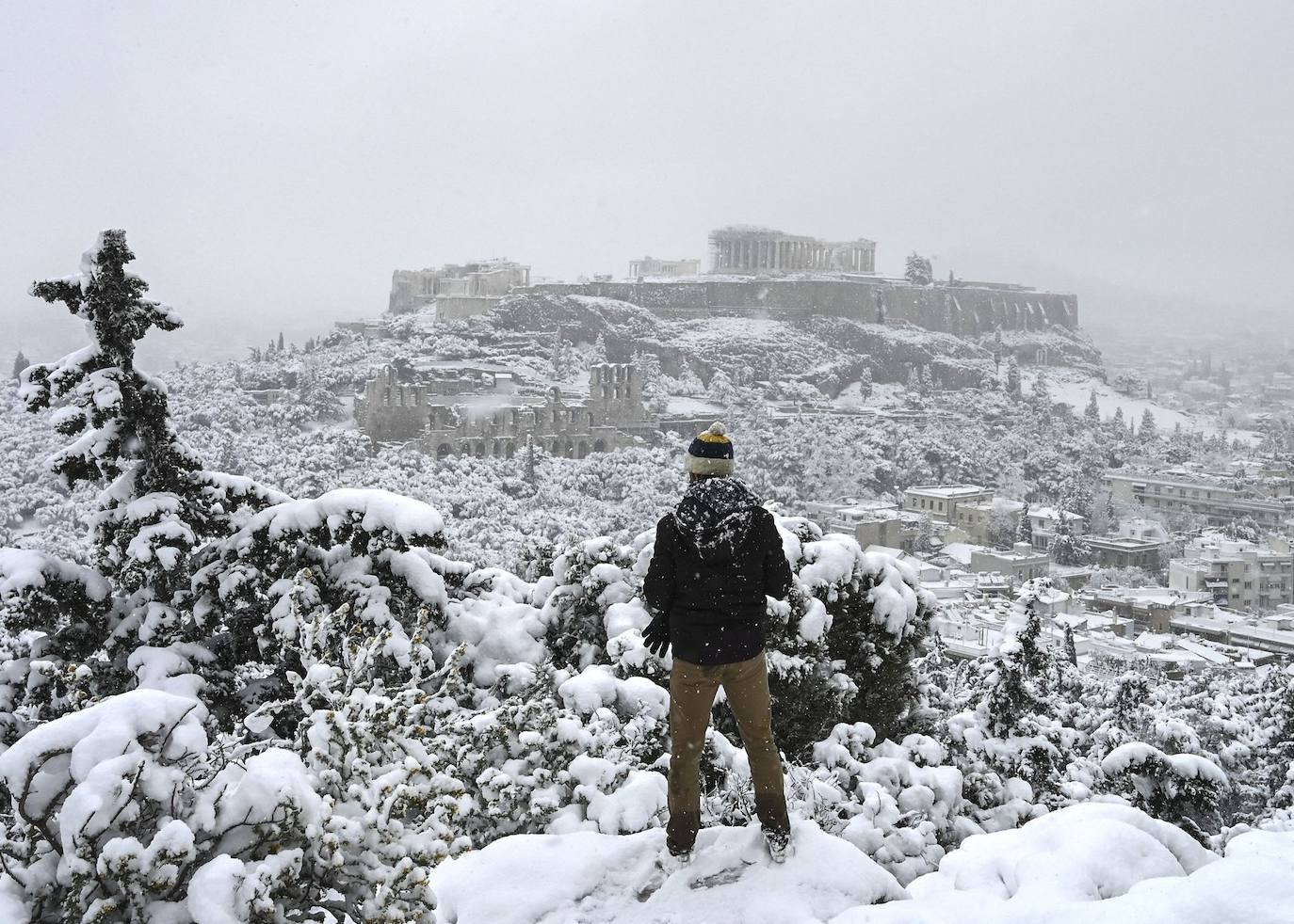 La Acrópolis de Atenas se despertó este martes bajo un manto de nieve al igual que otros monumentos de la antigüedad en la capital griega, ofreciendo un espectáculo excepcional en medio de la ola de frío 'Medea' que afecta al país. El Partenón, el célebre templo del siglo V antes de nuestra era, en lo alto del peñasco en el centro histórico, apenas podía verse a raíz de la nieve que cayó en la noche.