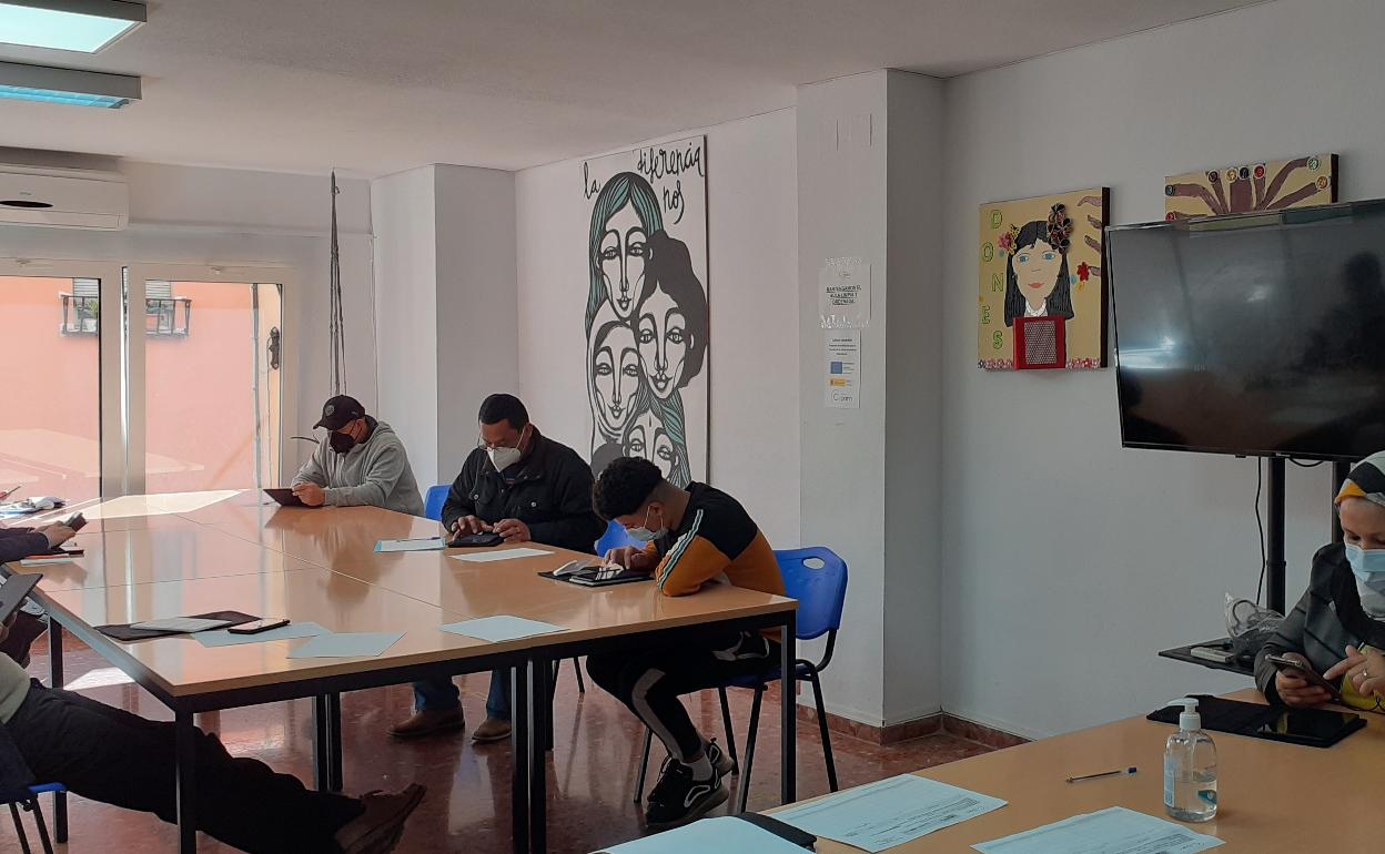 La Fundación Cepaim promueve la búsqueda de empleo de migrantes en Alzira