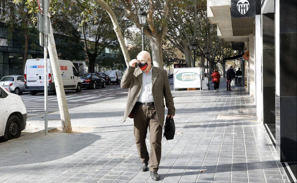 Vicente Vallés se dirige hacia las oficinas del Valencia. 