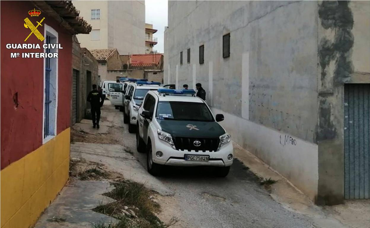 Los agentes proceden a los registros de las viviendas de los clanes y a las detenciones. 