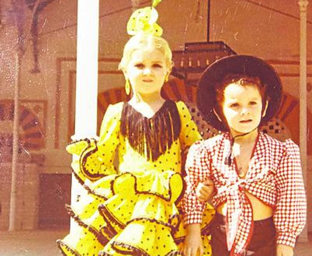 Con su hermana vestida de faralaes en la feria de Córdoba.