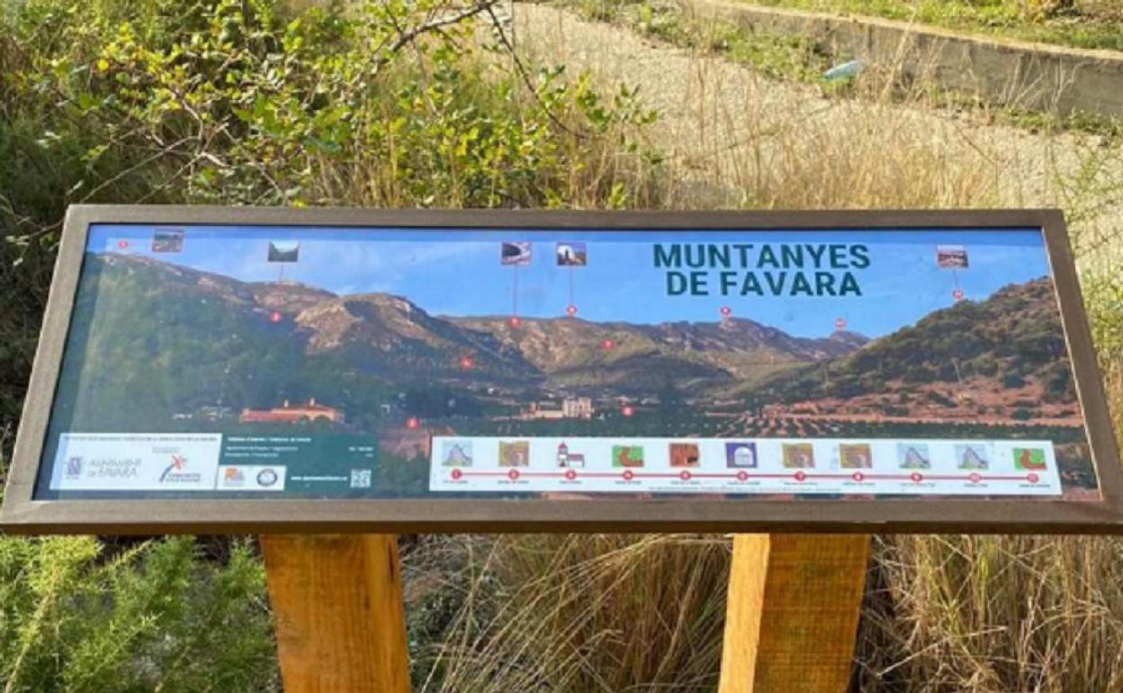 Uno de los atriles informativos que Favara ha colocado en las rutas turísticas. 