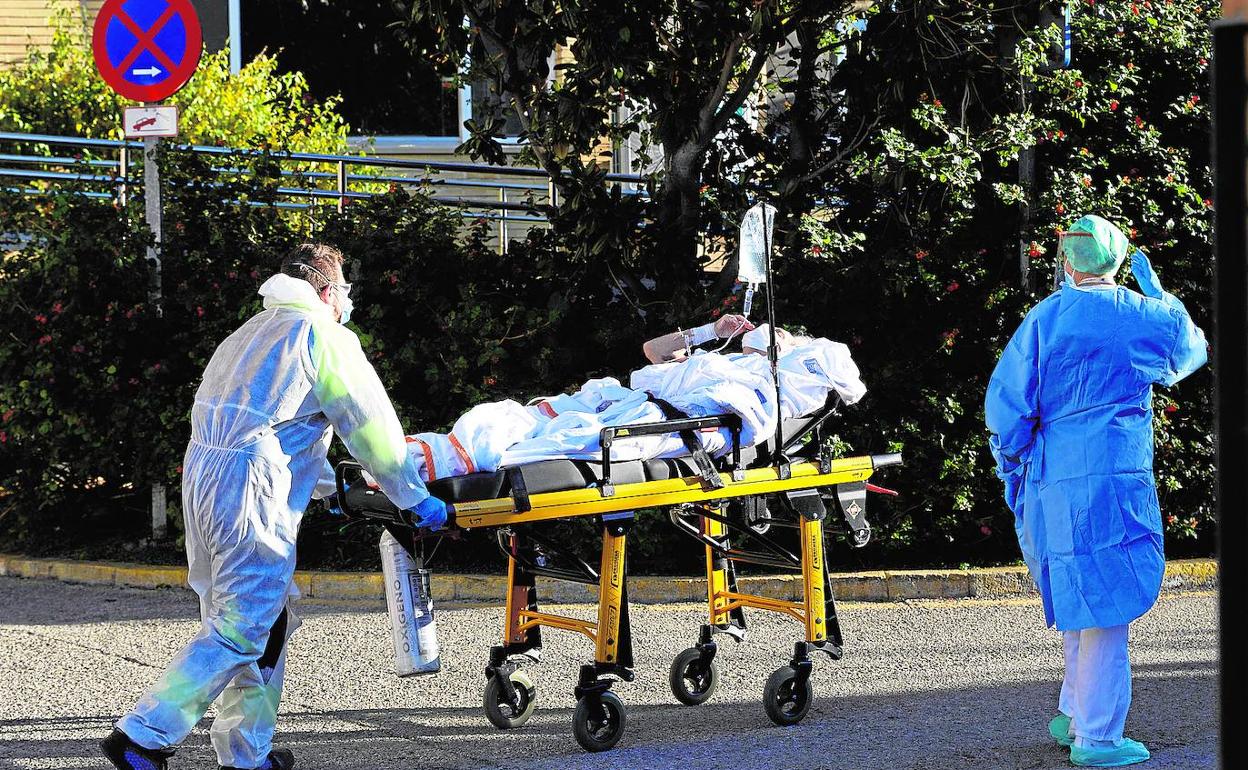 Personal sanitario traslada a un paciente a la antigua Fe de Campanar.