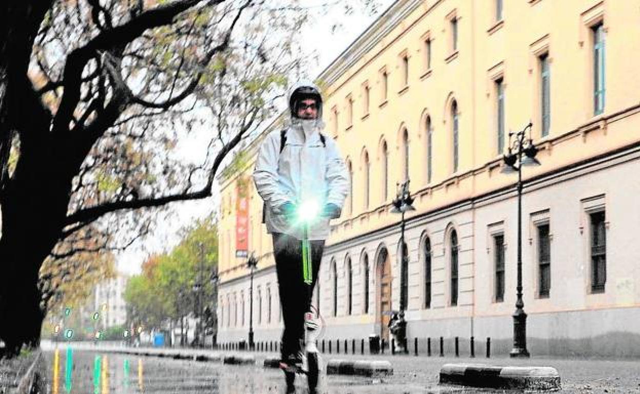 Un usuario de un patinete en la ciudad de Valencia. 