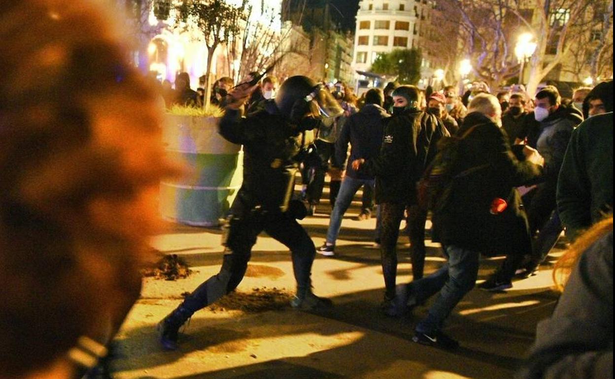 Enfrentamiento con la Policía durante la concentración en Valencia contra el arrestro de Pablo Hasél.