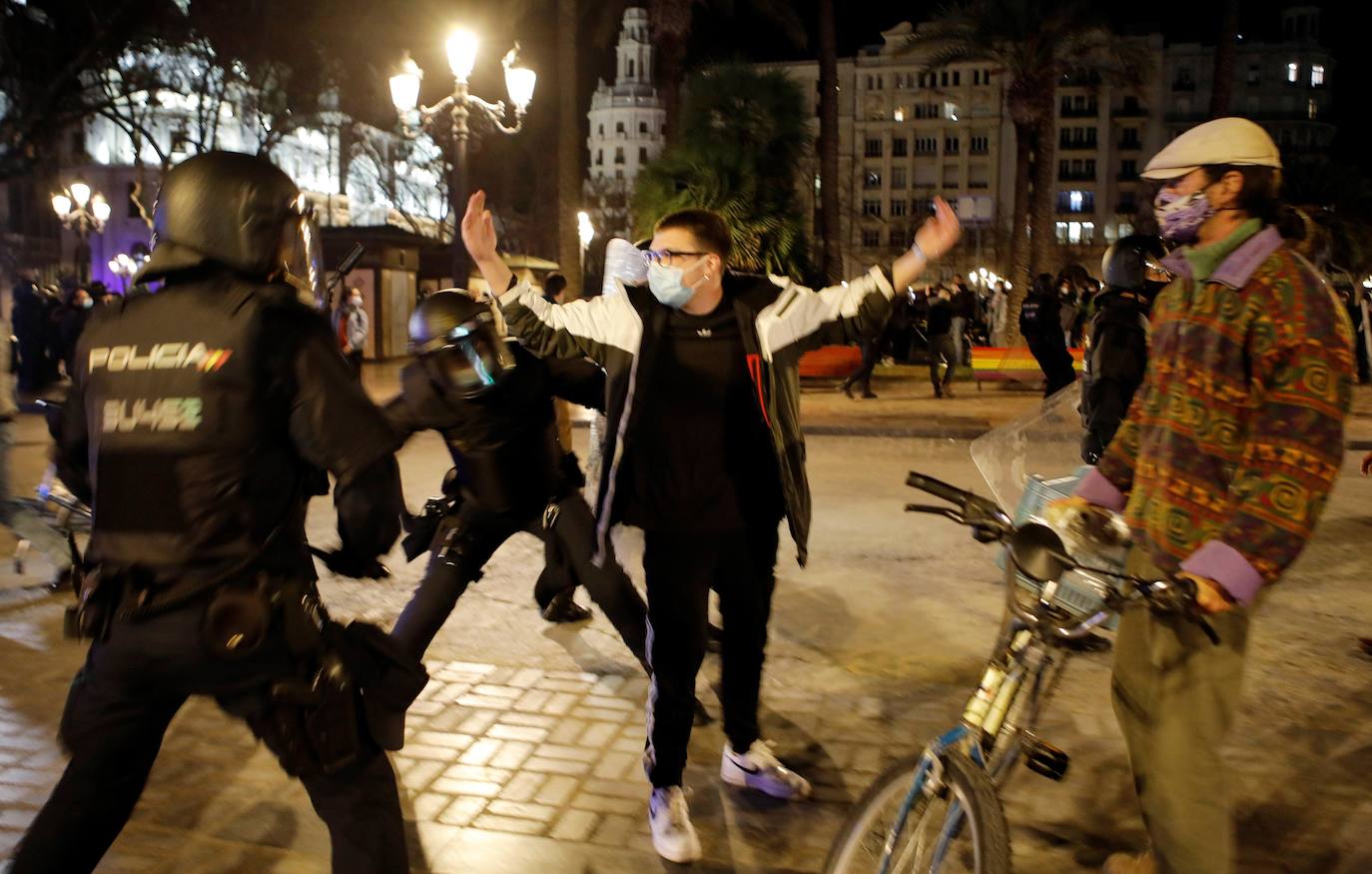 Fotos: Una concentración en Valencia a favor del rapero Hasel acaba en enfrentamiento con la Policía