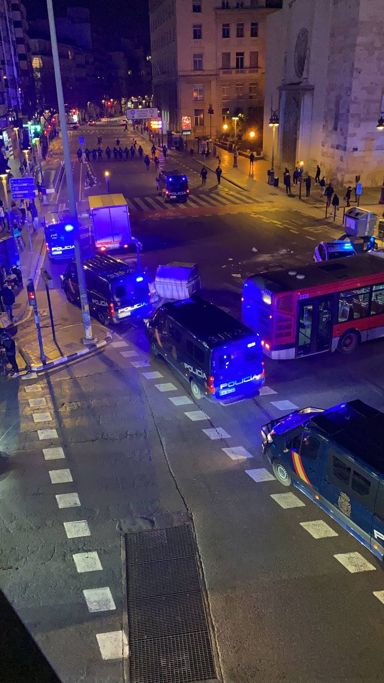 Fotos: Una concentración en Valencia a favor del rapero Hasel acaba en enfrentamiento con la Policía