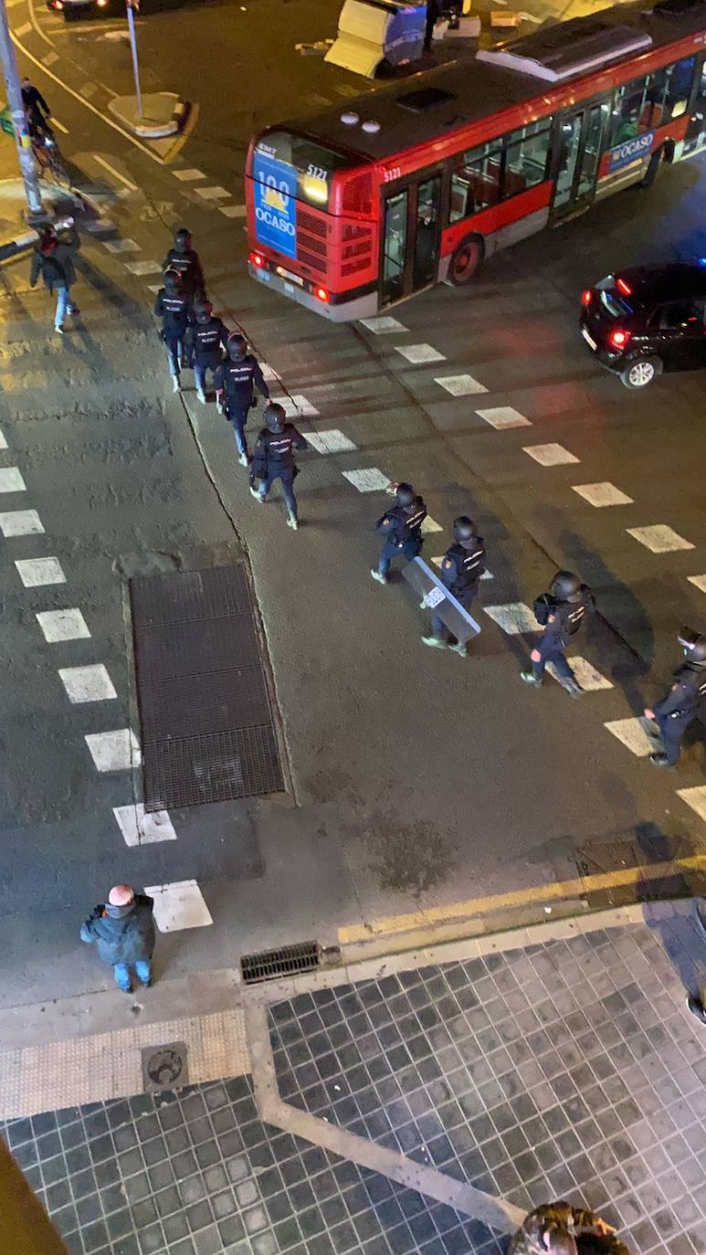 Fotos: Una concentración en Valencia a favor del rapero Hasel acaba en enfrentamiento con la Policía