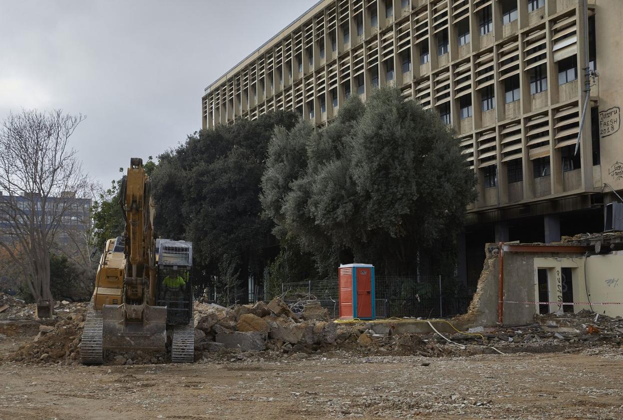 Obras de derribo de parte de la antigua Escuela de Agrónomos. Ivan arlandis