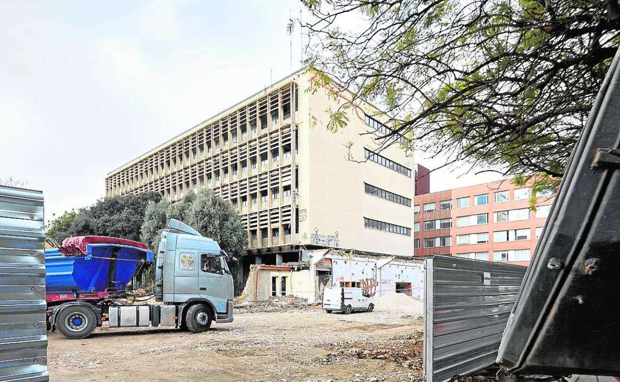 Terreno que ocupaban las naves traseras, donde se construirá un pabellón de hospitalización. 